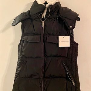Goodnight Macaroon black vest w hood sweater back